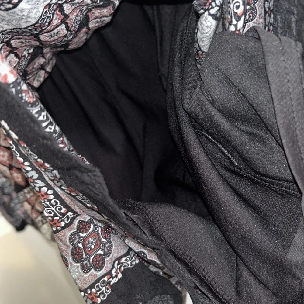 🦋Floral and Black Long Sleeve Juniors Romper 5/25$ - Picture 7 of 10